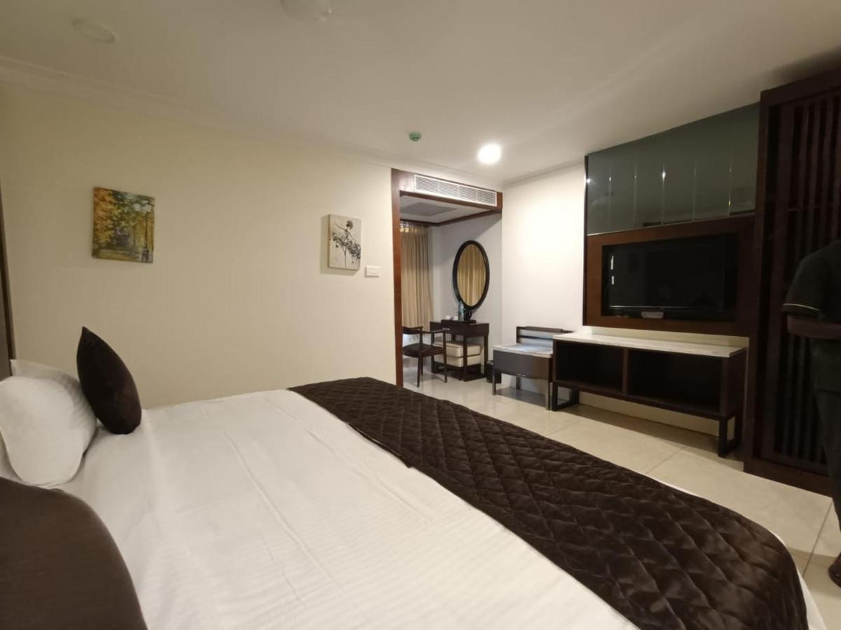 Rkn Grand Hotel Pondicherry Exterior photo